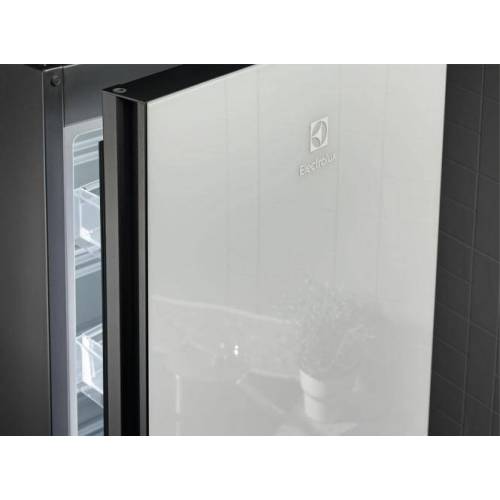ELECTROLUX 201 cm aukščio balto stiklo durimis No Frost šaldytuvas su šaldikliu Electrolux LNT7ME36G2 889,00 EUR