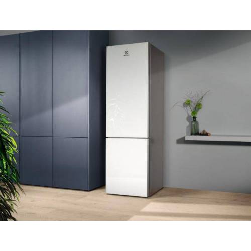 ELECTROLUX 201 cm aukščio balto stiklo durimis No Frost šaldytuvas su šaldikliu Electrolux LNT7ME36G2 889,00 EUR