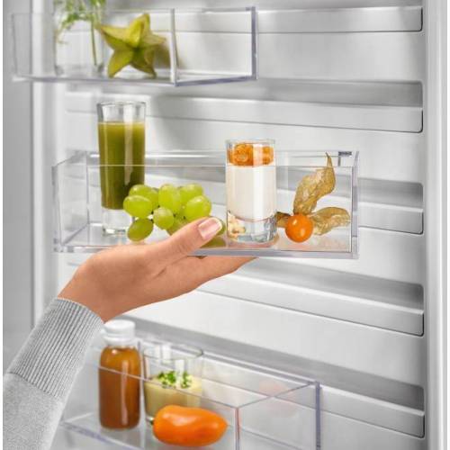 ELECTROLUX 186 cm ner plieno spalvos No Frost šaldytuvas Electrolux LNC7ME32X3 729,00 EUR