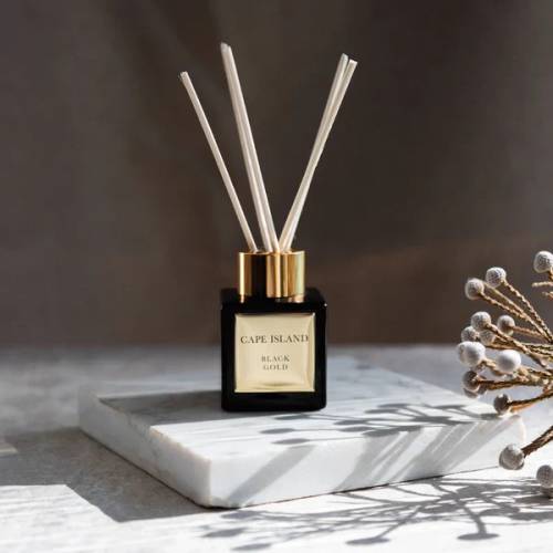 CAPE ISLAND CAPE ISLAND namų kvapas su lazdelėmis BLACK GOLD 50ml 23,00 EUR CAPE ISLAND CAPE ISLAND namų kvapas su lazdelėmis BLACK GOLD 50ml 23,00 EUR