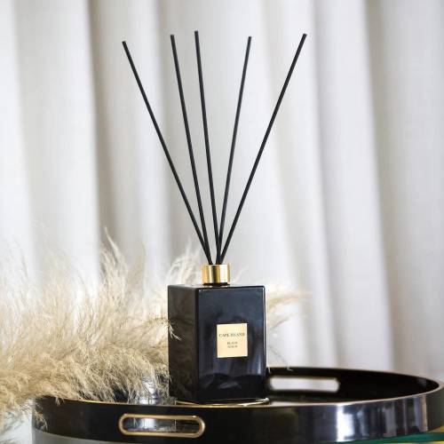 CAPE ISLAND CAPE ISLAND namų kvapas su lazdelėmis BLACK GOLD 500ml 72,00 EUR CAPE ISLAND CAPE ISLAND namų kvapas su lazdelėmis BLACK GOLD 500ml 72,00 EUR