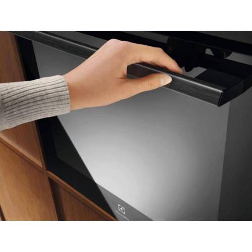 ELECTROLUX Juodos spalvos el.orkaitė su pirolize Electrolux EOE8P39H 619,00 €