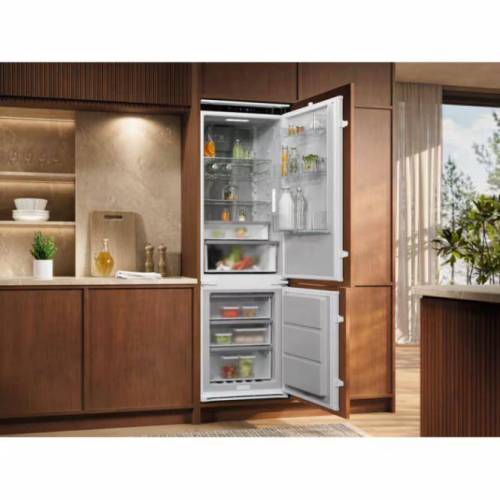 ELECTROLUX 178 cm. įmontuojamas šaldytuvas su šaldikliu Electrolux E8MNCD18S 819,00 €