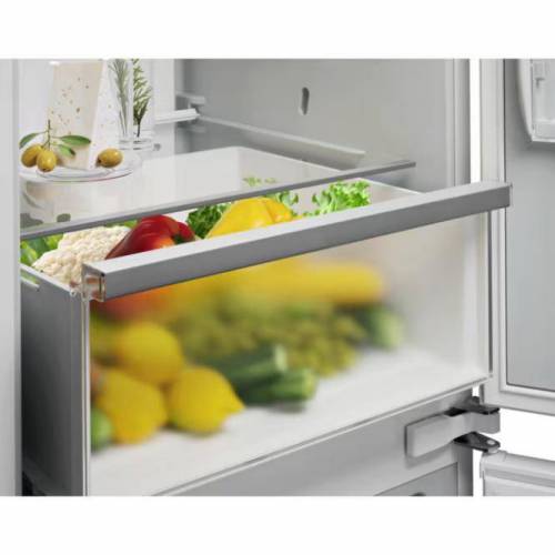 ELECTROLUX 178 cm. įmontuojamas šaldytuvas su šaldikliu Electrolux ENA7CE18S3 595,00 €