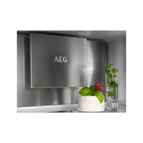 AEG 188 cm. įmontuojamas šaldytuvas su šaldikliu \\"No Frost Convertible\\" AEG TC8MS191CS 999,00 €